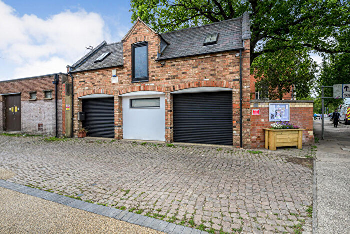 2 Bedroom Coach House To Rent In Abington Grove, Northampton, Northamptonshire, NN1