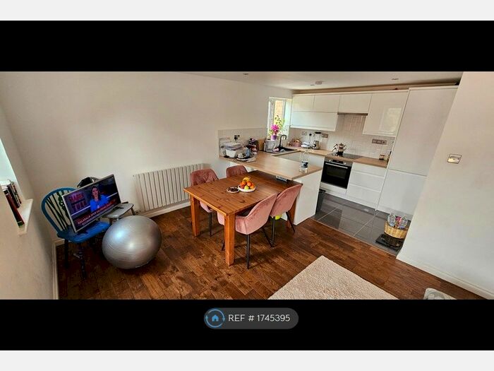 2 Bedroom Flat To Rent In Varsity Drive, Twickenham, TW1