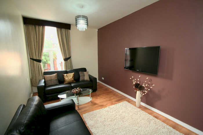 9 Bedroom House To Rent In Hyde Park Road, Leeds, LS6