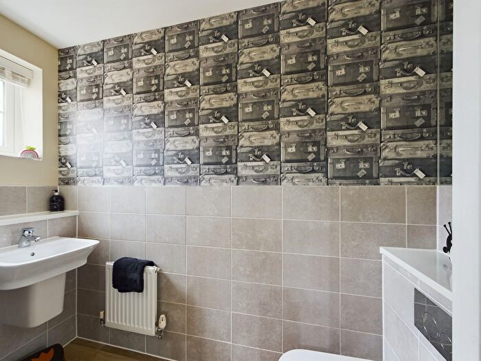 2 Bedroom End Of Terrace House To Rent In Illett Way, Faygate, Horsham, RH12