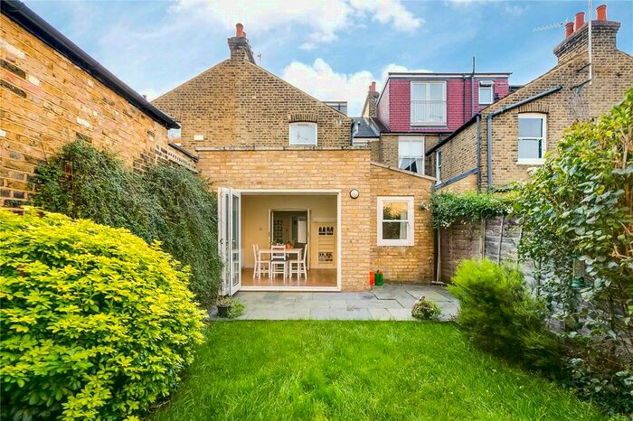 2 Bedroom Flat To Rent In North Worple Way, London, SW14