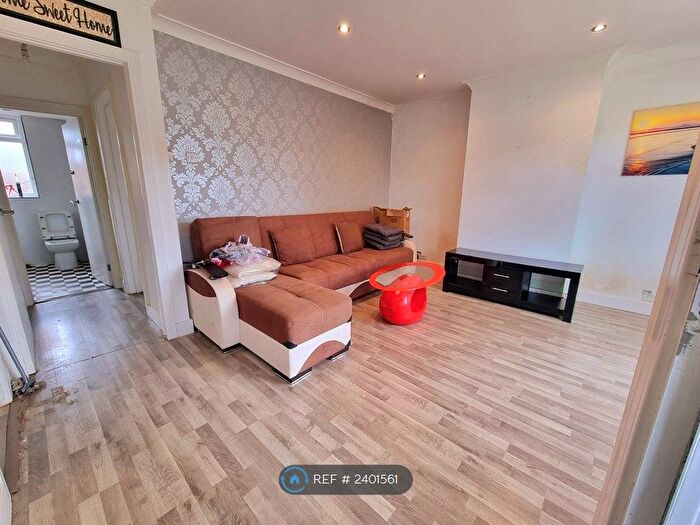 2 Bedroom Maisonette To Rent In Pinewood Avenue, Uxbridge, UB8