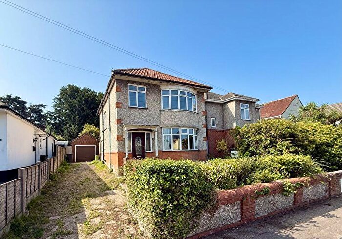 3 Bedroom Detached House For Sale In Westfield Road, Tuckton, BH6