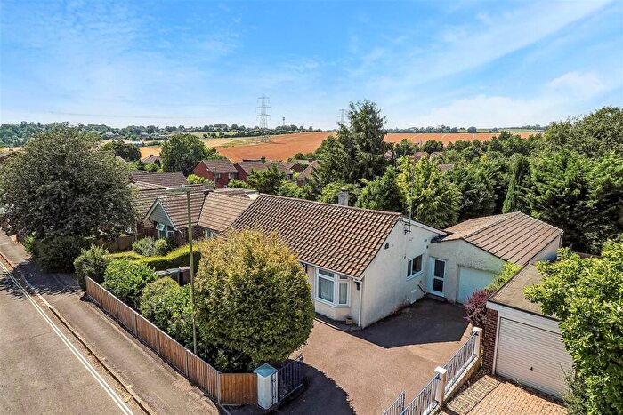3 Bedroom Detached Bungalow For Sale In First Avenue, Clanfield, PO8