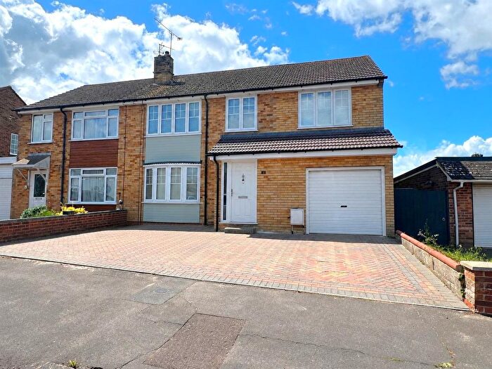 5 Bedroom Semi-Detached House For Sale In Willow Way, Clarke Estate, Basingstoke, RG23
