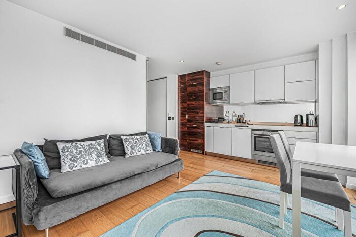 Flat To Rent In Ontario Tower, Fairmont Avenue, E14