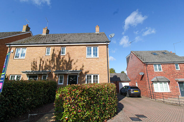 3 Bedroom Semi-Detached House For Sale In Chestnut Close, Northampton, NN7