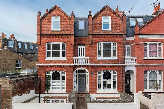 2 Bedroom Flat To Rent In Bovingdon Road, Fulham, London, SW6