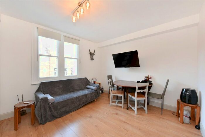 2 Bedroom Flat To Rent In Upper Richmond Road, Putney, London, SW15