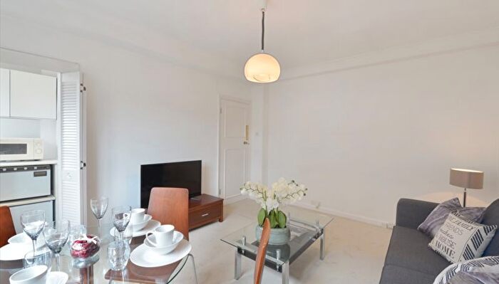 1 Bedroom Flat To Rent In Hill Street, Mayfair, W1J