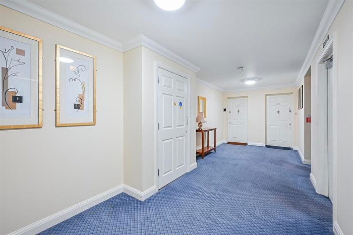 2 Bedroom Apartment For Sale In Wingfield Court, Banstead, SM7