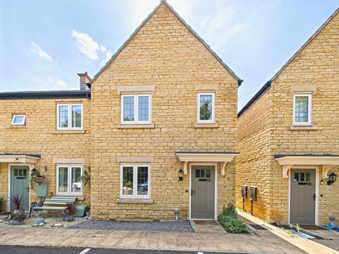 3 Bedroom End Of Terrace House For Sale In Padley Close, Chipping Norton, OX7