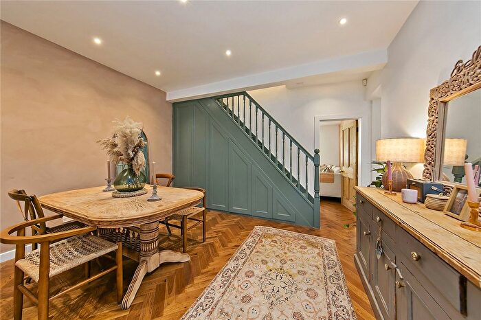 3 Bedroom Semi-detached House For Sale In Myrtle Road, Hampton Hill, TW12
