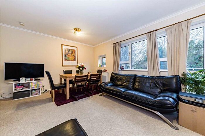 3 Bedroom Flat To Rent In Sheen Road, Richmond, TW9