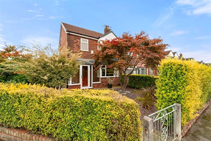 3 Bedroom Semi-Detached House For Sale In Sunningdale Avenue, Sale, M33