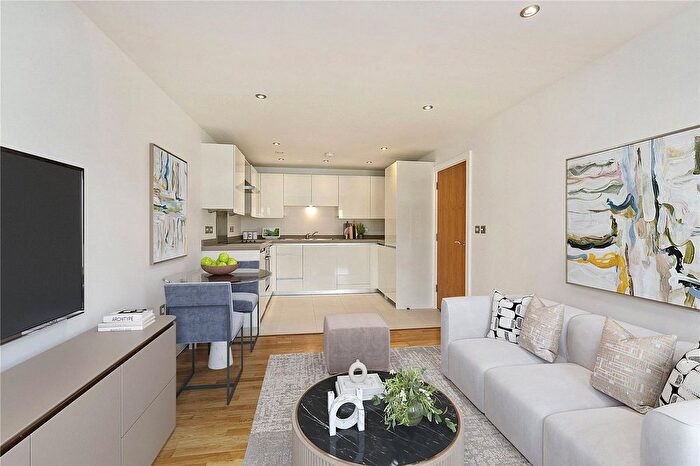 2 Bedroom Flat To Rent In Kew Road, Richmond, Surrey, TW9