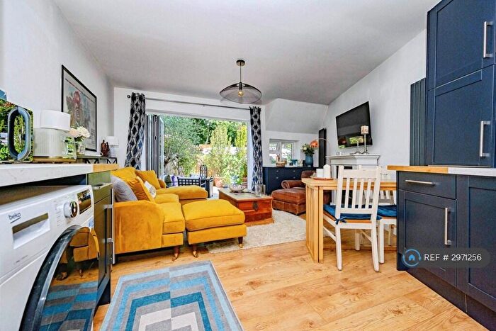1 Bedroom Maisonette To Rent In Chapel Close, Berkhamsted, HP4