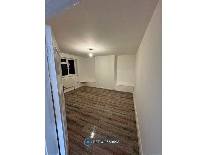 2 Bedroom Maisonette To Rent In Elmwood Avenue, Feltham, TW13