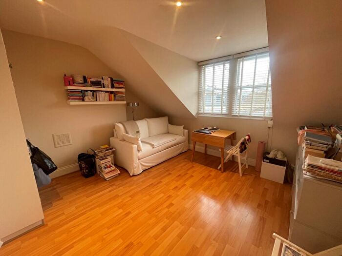 Flat To Rent In Somerfield Road, Finsbury Park, N4