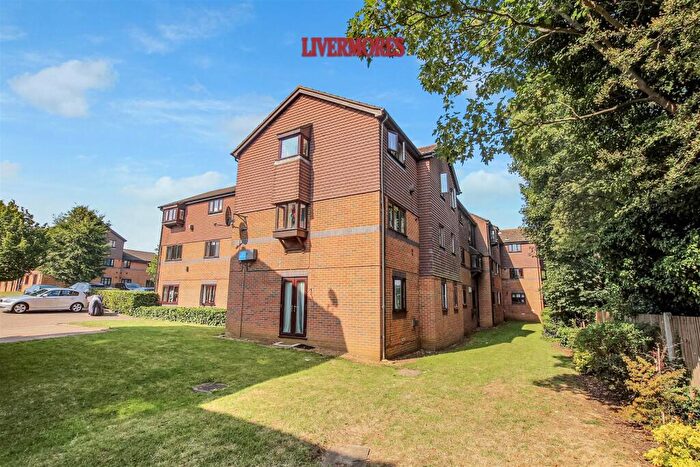 2 Bedroom Flat For Sale In Woodfall Drive, Crayford, Kent, DA1