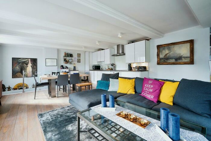 2 Bedroom Flat To Rent In Kingsway Place, Clerkenwell, EC1R