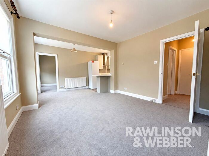 1 Bedroom Flat To Rent In Walton Road, East Molesey, KT8