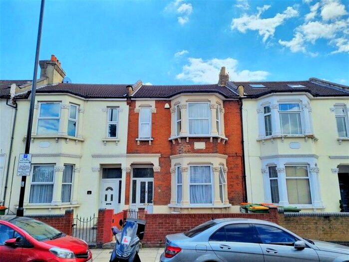 2 Bedroom Flat To Rent In Plashet Grove, East Ham, E6