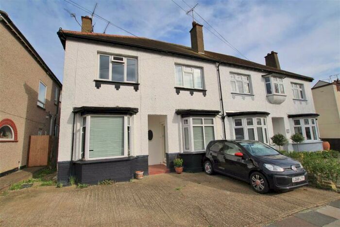 2 Bedroom Flat To Rent In Marine Avenue, Leigh-On-Sea, Essex, SS9