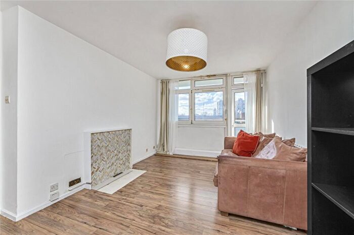 2 Bedroom Flat To Rent In Henty Close, London, SW11