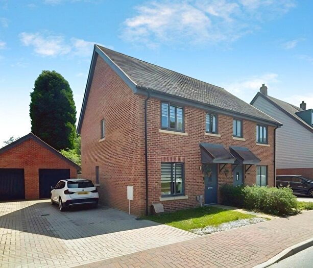 3 Bedroom Semi Detached House For Sale In Bridle Way, Maidstone, Kent, ME16
