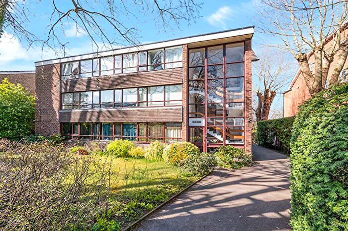 2 Bedroom Flat For Sale In Lovelace Road, Surbiton, KT6