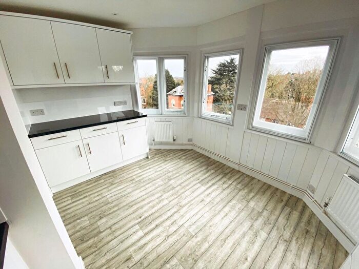 3 Bedroom Flat For Sale In De Montfort Court, Stoneygate, Leicester, LE2