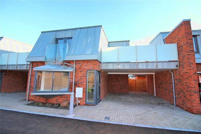 2 Bedroom Link Detached House To Rent In Buckingham Road, Borehamwood, Hertfordshire WD6