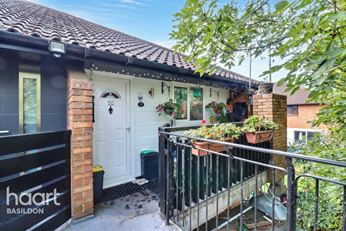 1 Bedroom Maisonette For Sale In Bartlow Side, Basildon, SS13