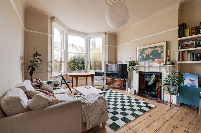 2 Bedroom Flat To Rent In Chadwick Road, Leytonstone, E11