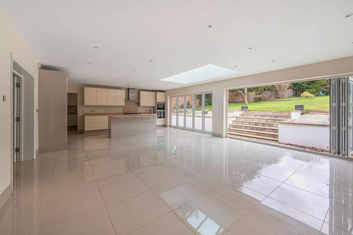 5 Bedroom Detached House To Rent In Park Road, Barnet, EN4