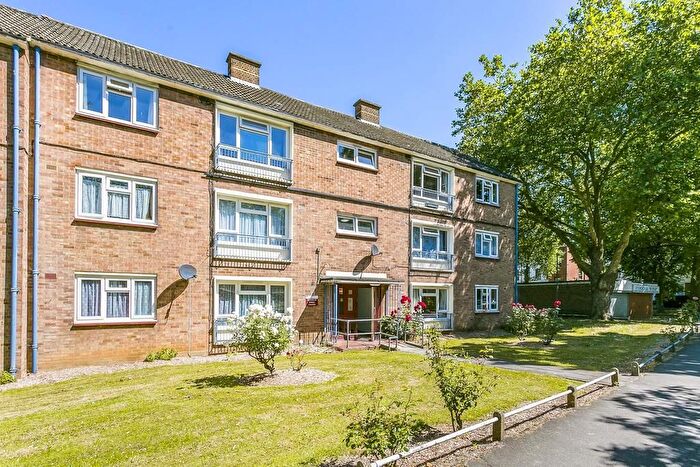 2 Bedroom Flat To Rent In Brading Crescent, London, E11