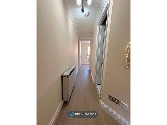 2 Bedroom Flat To Rent In Regents Court, Newbury, RG14