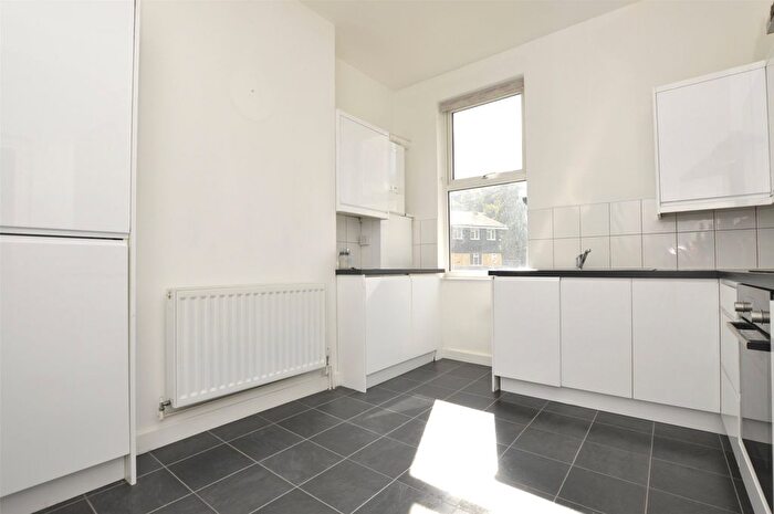 2 Bedroom Flat To Rent In Garlands Road, Redhill, Surrey, RH1