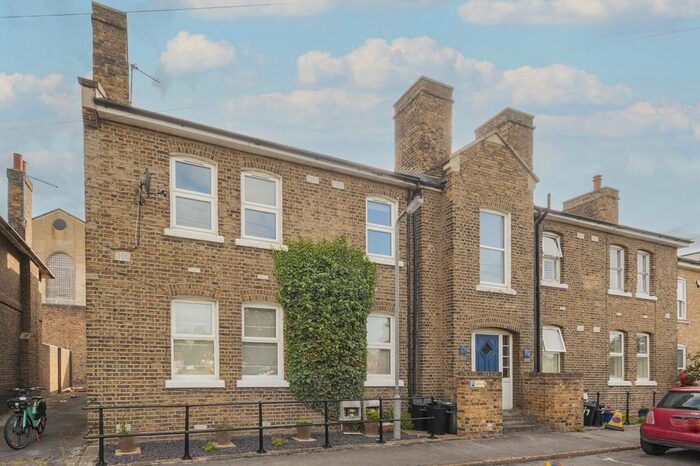 3 Bedroom Flat To Rent In Heathfield Square, London, SW18