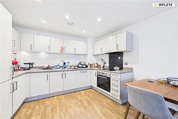 2 Bedroom Flat For Sale In Lincoln Apartments, Lexington Gardens, Birmingham, B15