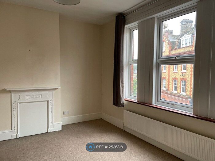 3 Bedroom Flat To Rent In Herne Hill, London, SE24