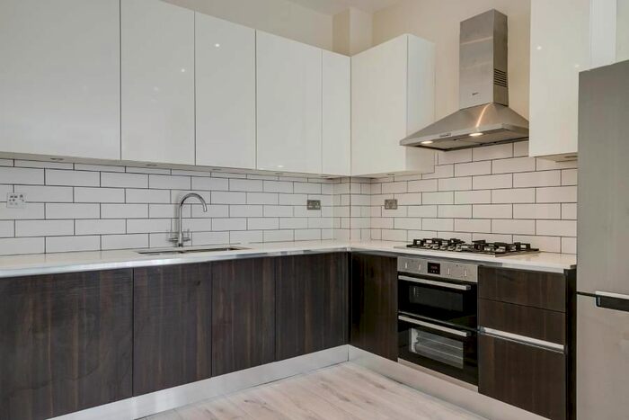 2 Bedroom Flat To Rent In Clifton Gardens, London, NW11