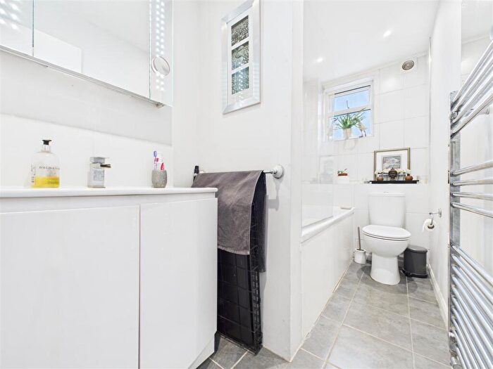 2 Bedroom Apartment For Sale In Alma Road, Esher, KT10
