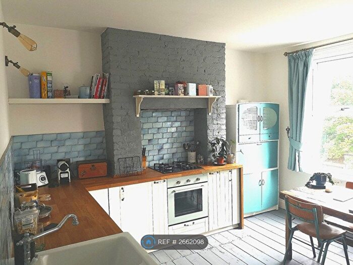2 Bedroom Flat To Rent In Elmington Road, London, SE5