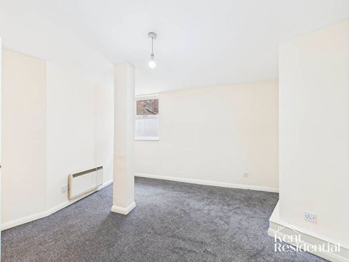1 Bedroom Flat To Rent In Holborn Lane, Chatham, ME4