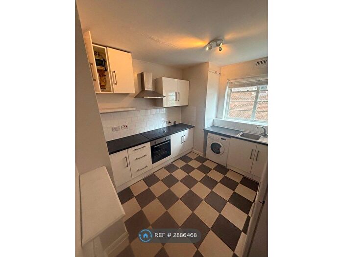 2 Bedroom Flat To Rent In Dorchester Court, London, SE24