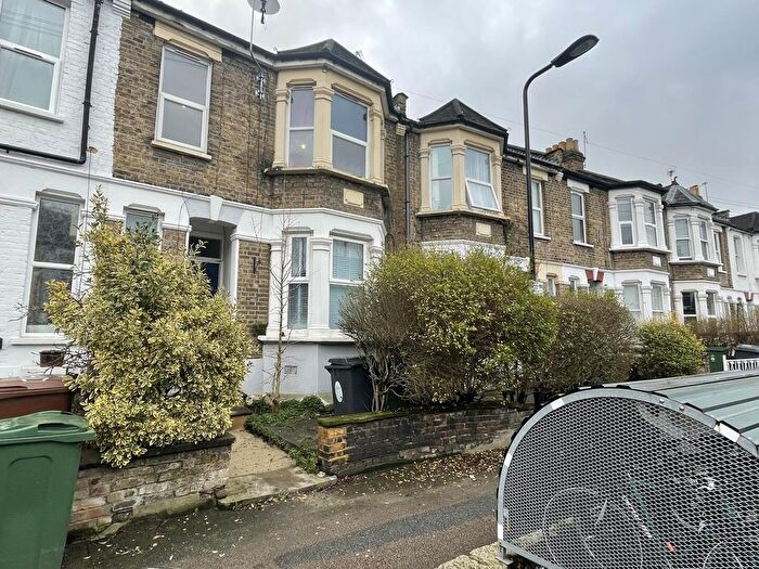 3 Bedroom Flat To Rent In Newport Road, Leyton, E10