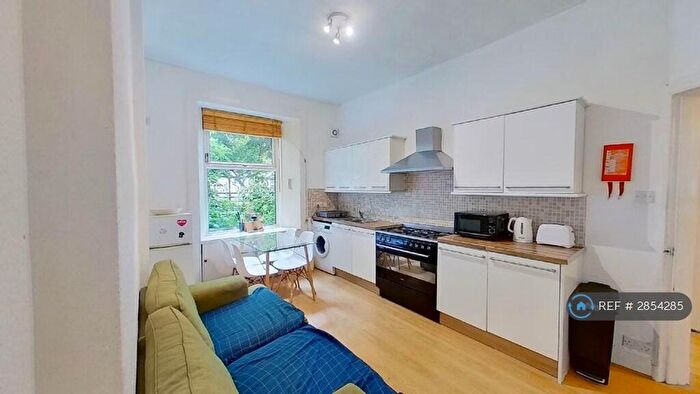 3 Bedroom Flat To Rent In Cathcart Place, Edinburgh, EH11