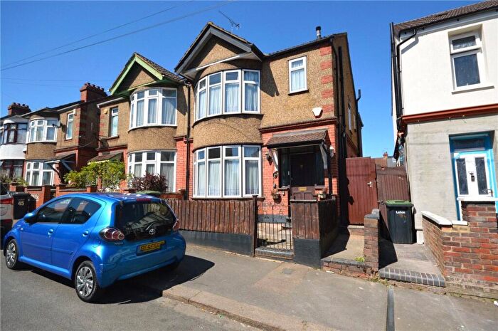4 Bedroom Semi Detached House For Sale In Lincoln Road, Luton, Bedfordshire, LU4